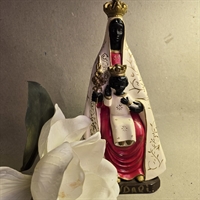 hvid-guld-kappe-roed-kjortel-guldkrone-negerfigurer-voksen-barn-kroner-guld-gammel-gips-skulptur